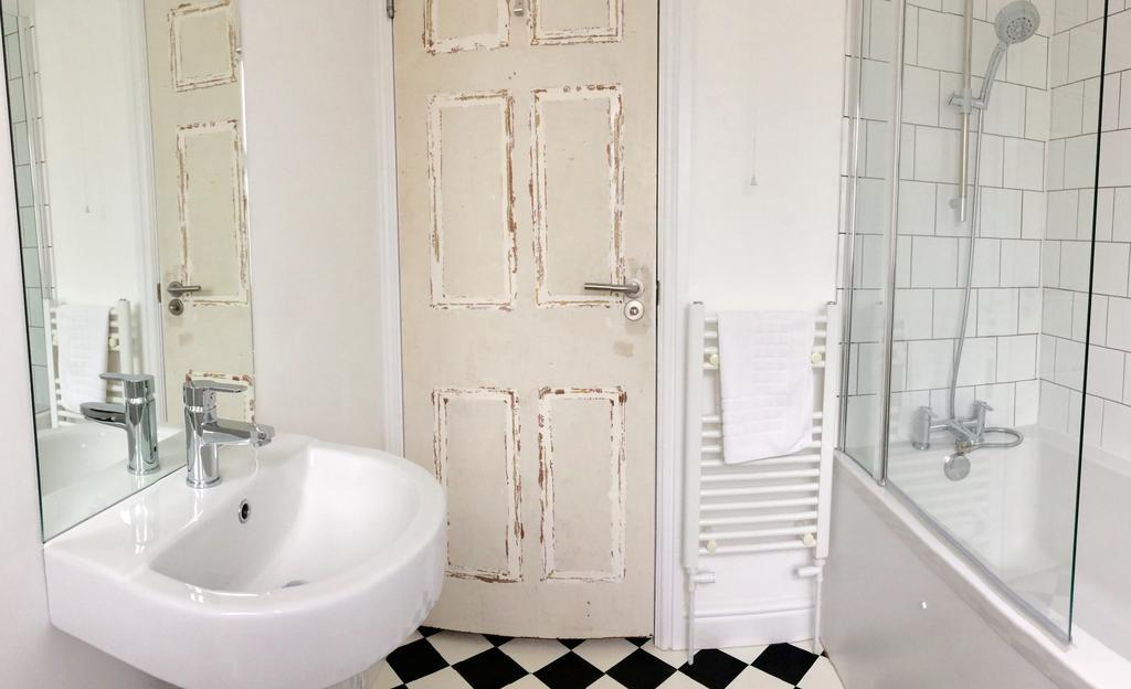 The Blue Door Bed & Breakfast นิวคีย์ ภายนอก รูปภาพ